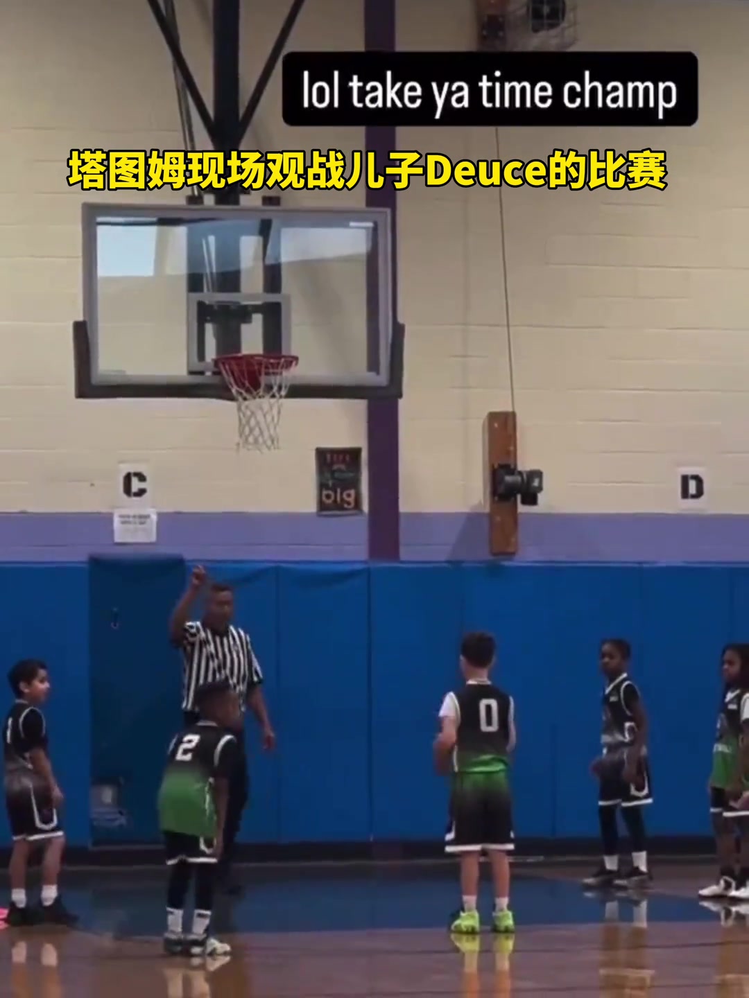 塔圖姆觀戰(zhàn)兒子打籃球，詹姆斯后又一對(duì)NBA父子檔指日可待？